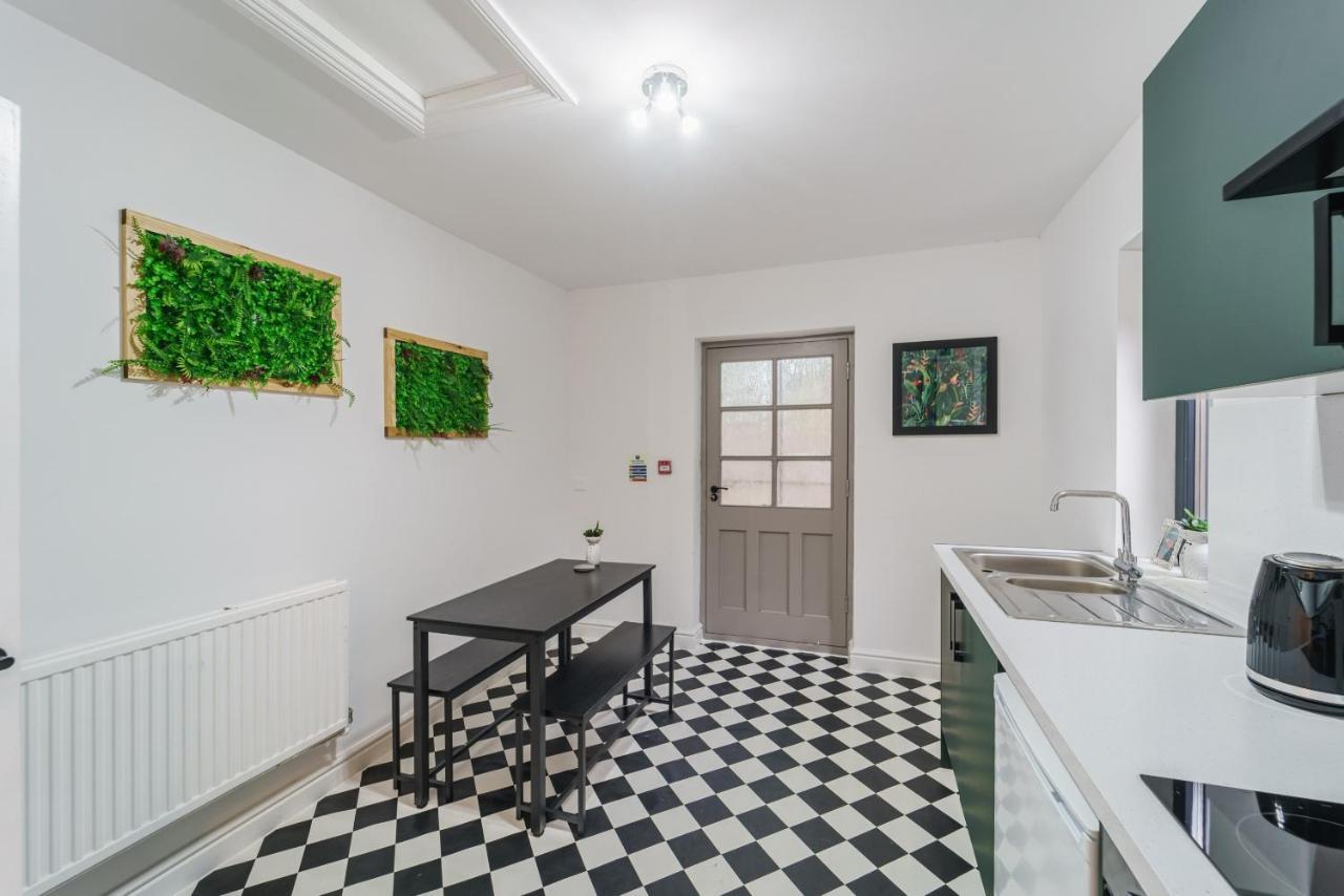 Deluxe Studio Apartments Derby Bagian luar foto